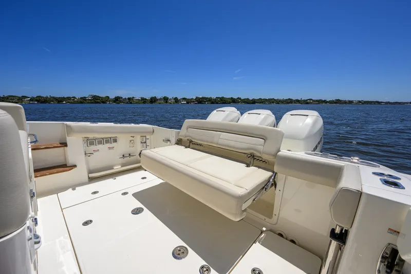 Slide: The Image of Boston Whaler 350 Realm 2020 - 7405542