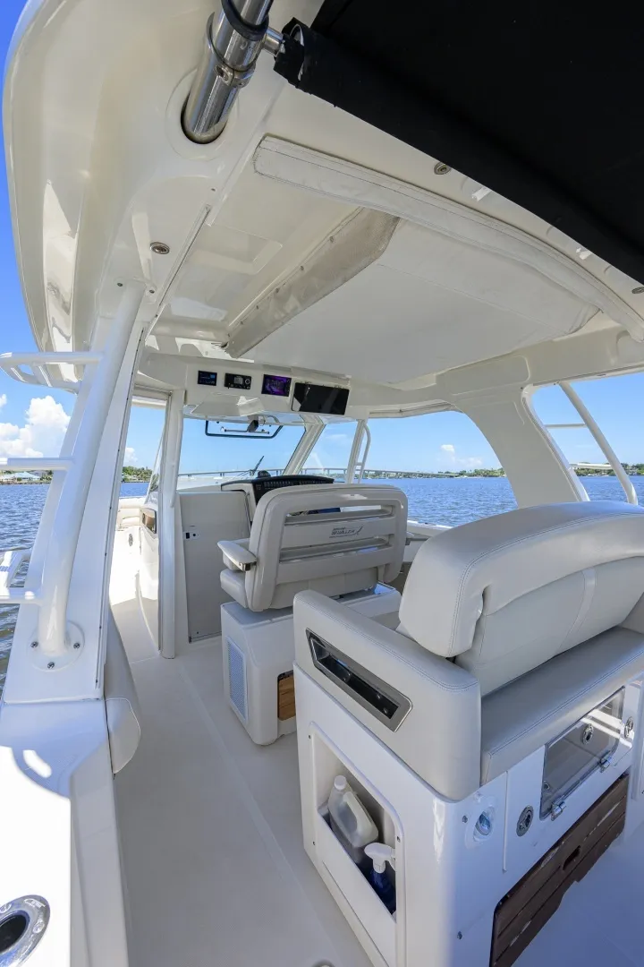 Slide: The Image of Boston Whaler 35 - DERRYN - Helm 2020 Boston Whaler 350 Realm - DERRYN - 7684415
