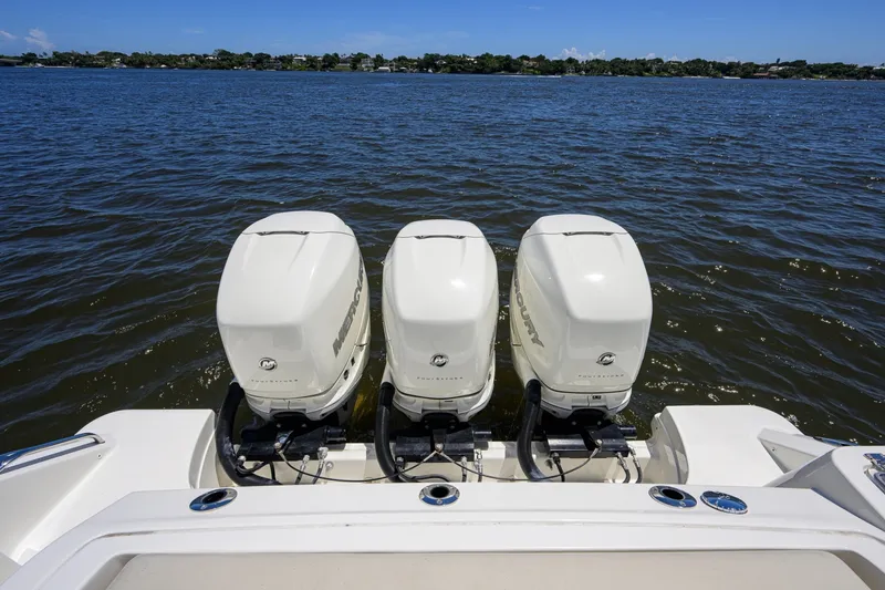 Slide: The Image of Boston Whaler 350 Realm 2020 - 7405560
