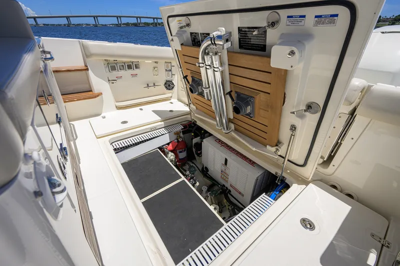 Slide: The Image of Boston Whaler 350 Realm 2020 - 7405549