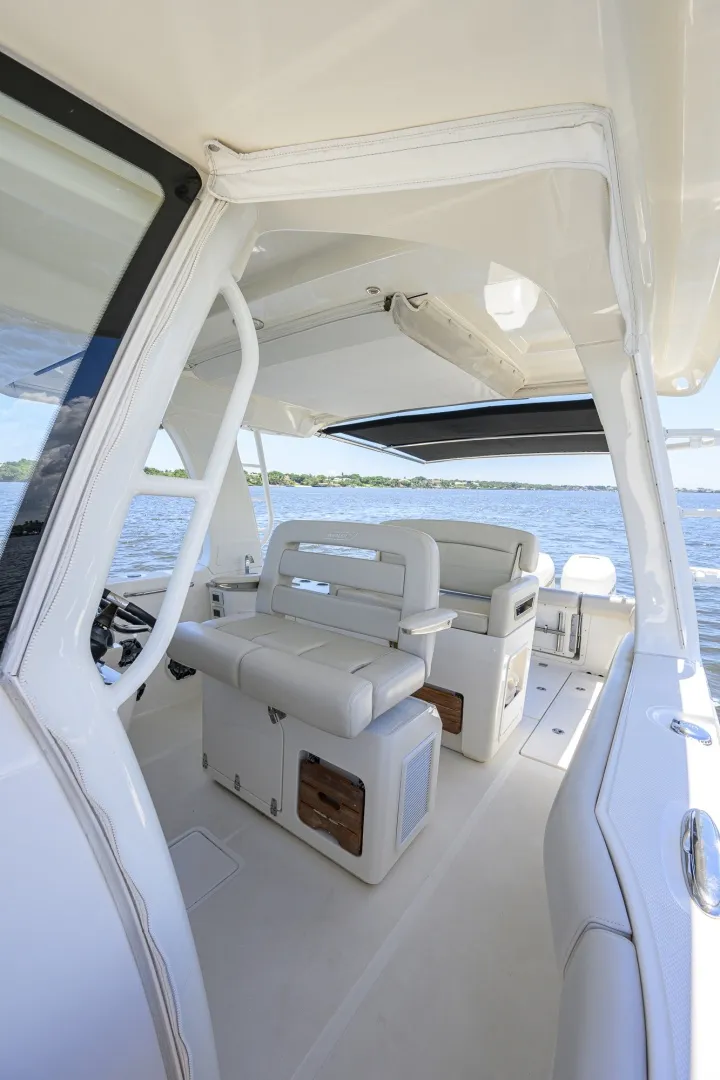 Slide: The Image of Boston Whaler 350 Realm 2020 - 7405576