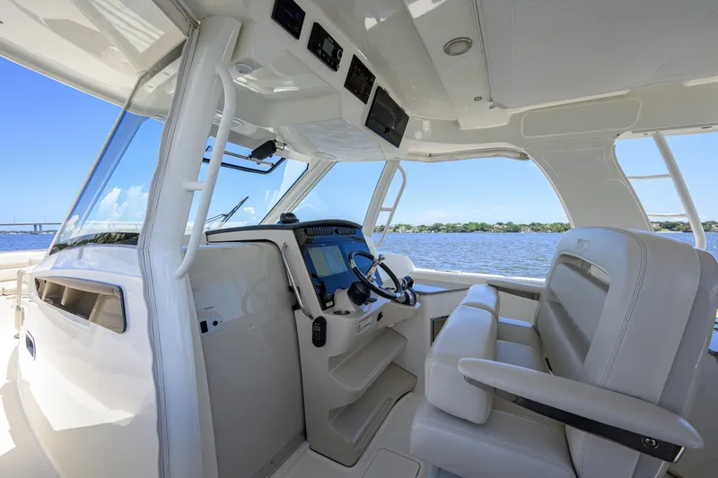 Slide: The Image of Boston Whaler 35 - DERRYN - Helm 2020 Boston Whaler 350 Realm - DERRYN - 7684419