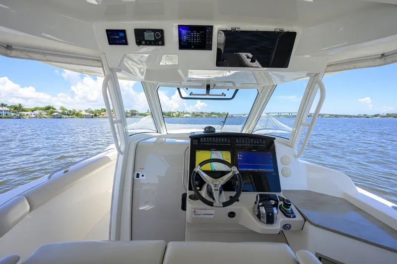 Slide: The Image of Boston Whaler 350 Realm 2020 - 7405572