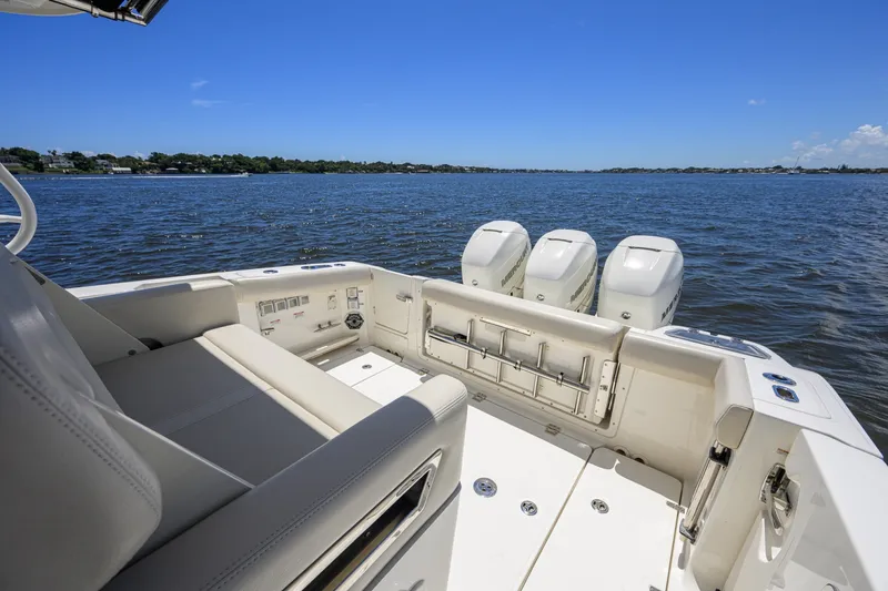 Slide: The Image of Boston Whaler 350 Realm 2020 - 7405535