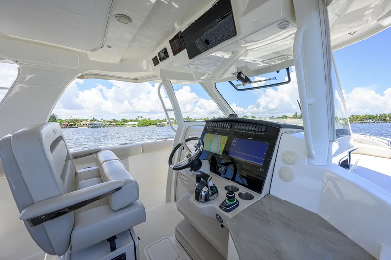 Slide: The Image of Boston Whaler 350 Realm 2020 - 7405574