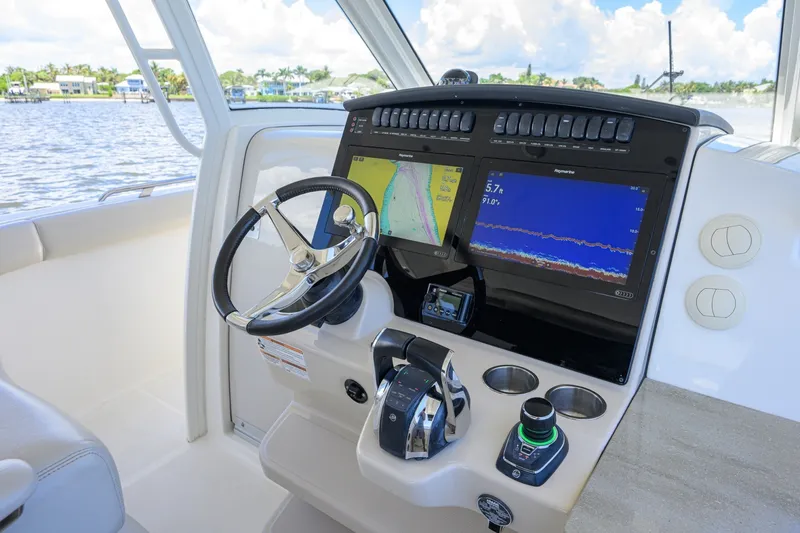 Slide: The Image of Boston Whaler 35 - DERRYN - Helm 2020 Boston Whaler 350 Realm - DERRYN - 7684421