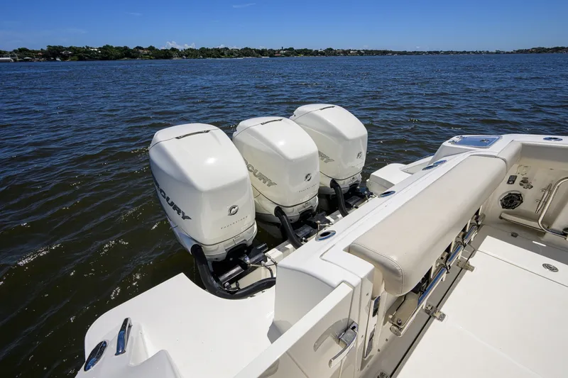 Slide: The Image of Boston Whaler 350 Realm 2020 - 7405561