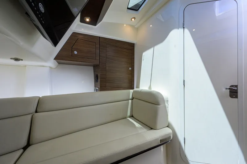 Slide: The Image of Boston Whaler 350 Realm 2020 - 7405526