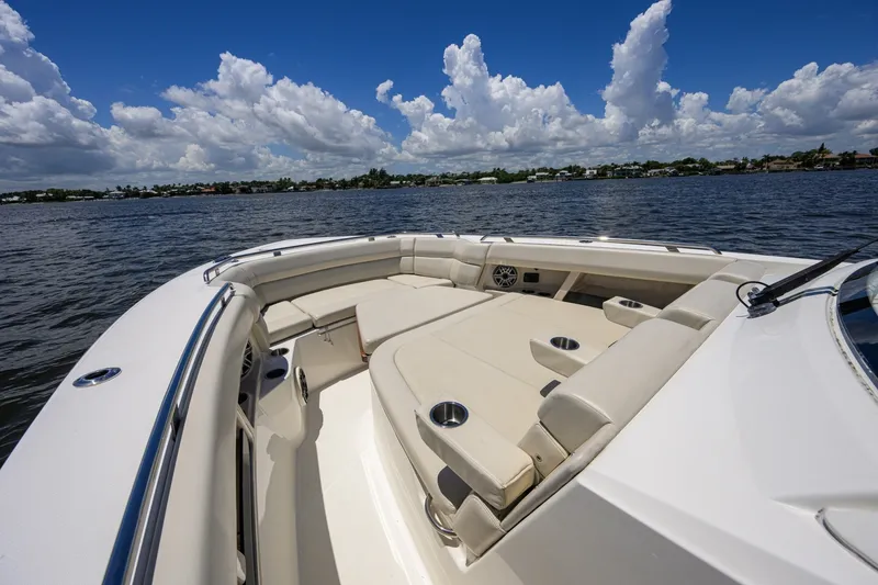 Slide: The Image of Boston Whaler 35 - DERRYN - Bow 2020 Boston Whaler 350 Realm - DERRYN - 7684408