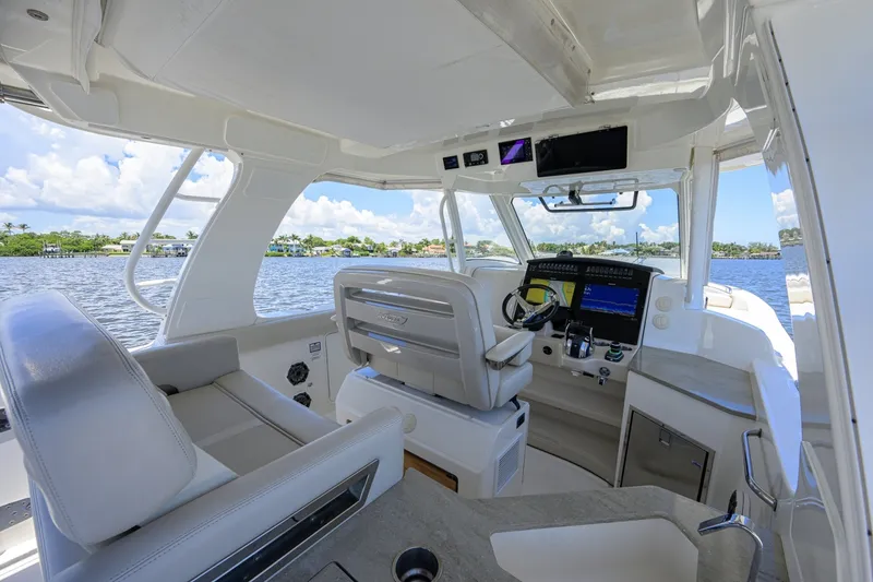 Slide: The Image of Boston Whaler 35 - DERRYN - Helm 2020 Boston Whaler 350 Realm - DERRYN - 7684418