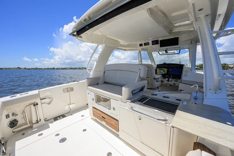 Slide: The Image of Boston Whaler 350 Realm 2020 - 7405552