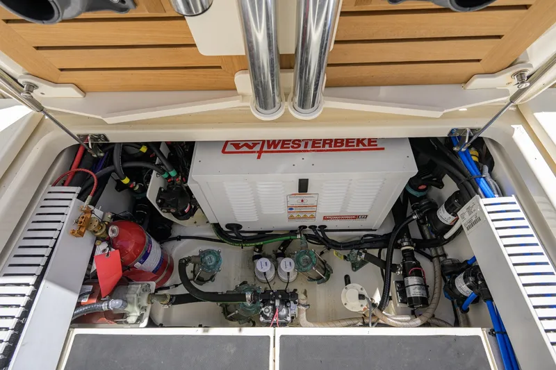 Slide: The Image of Boston Whaler 350 Realm 2020 - 7405550