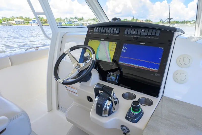 Slide: The Image of Boston Whaler 350 Realm 2020 - 7405573