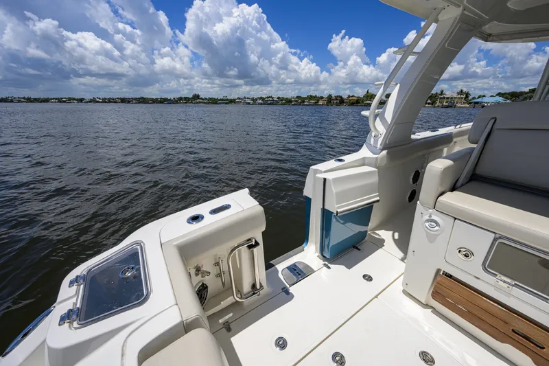 Slide: The Image of Boston Whaler 350 Realm 2020 - 7405546
