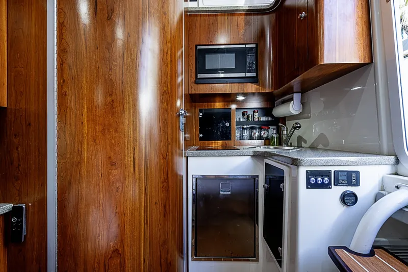 Slide: The Image of Jupiter 41 BIG HIT - Interior Galley 2020 Jupiter 41
BIG HIT - 7308462