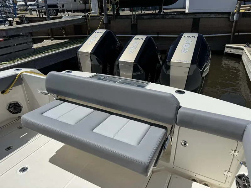 Slide: The Image of Boston Whaler 360 OUTRAGE 2025 - 7366945