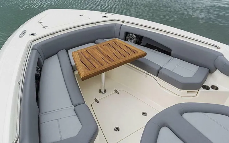 Slide: The Image of Boston Whaler 360 OUTRAGE 2025 - 7366942