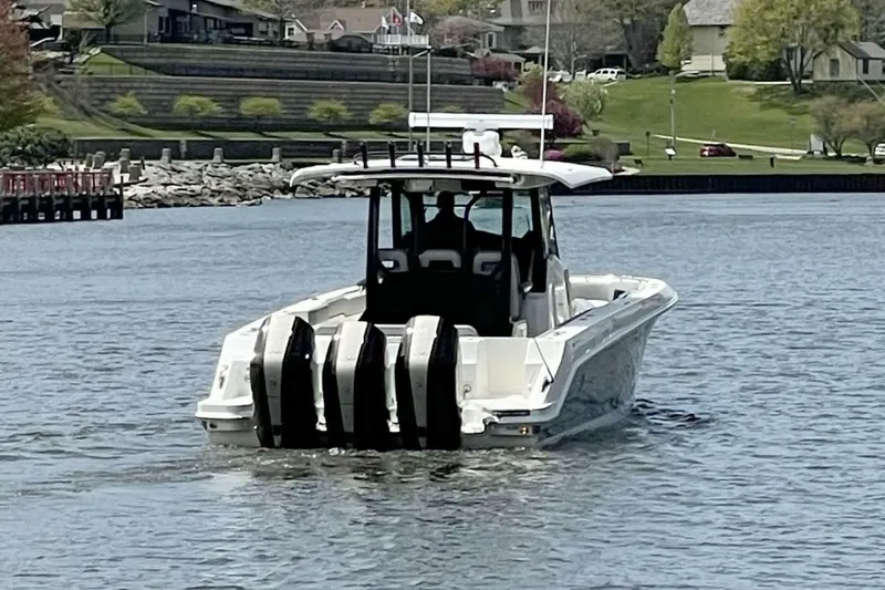 Slide: The Image of Boston Whaler 360 OUTRAGE 2025 - 7366939