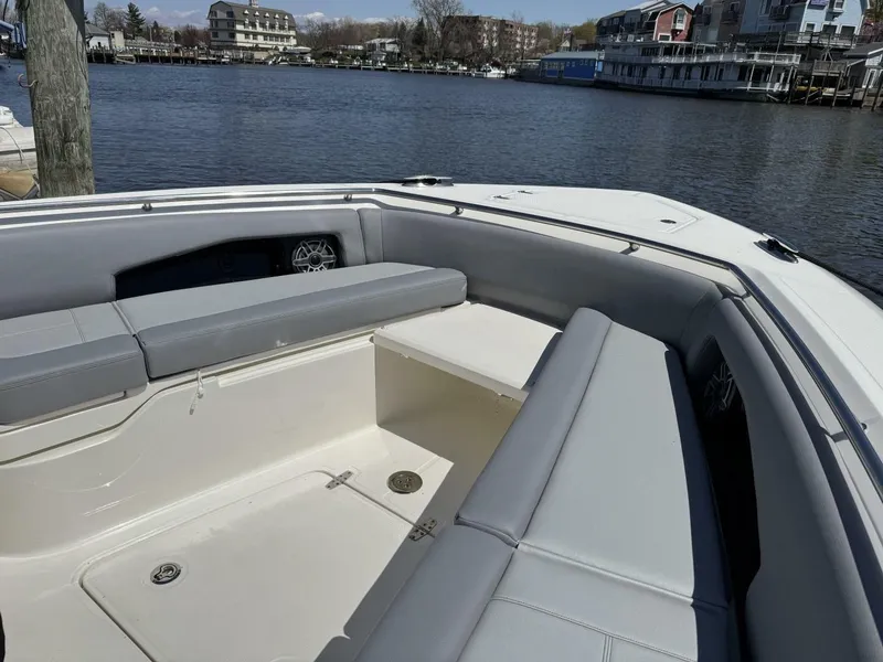 Slide: The Image of Boston Whaler 360 OUTRAGE 2025 - 7366946