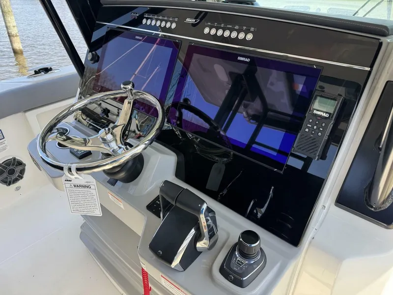 Slide: The Image of Boston Whaler 360 OUTRAGE 2025 - 7366944