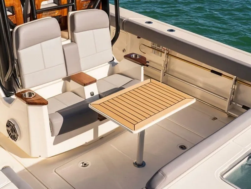 Slide: The Image of Boston Whaler 360 OUTRAGE 2025 - 7366940