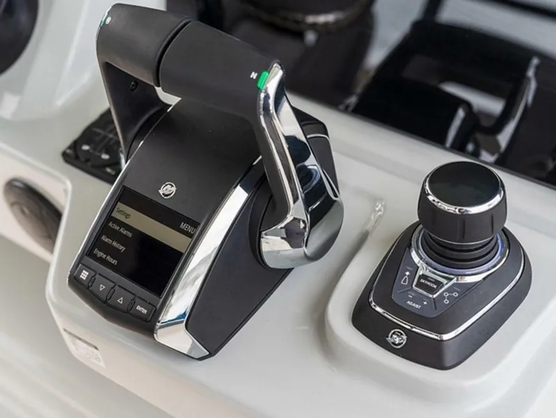 Slide: The Image of Boston Whaler 360 OUTRAGE 2025 - 7366941