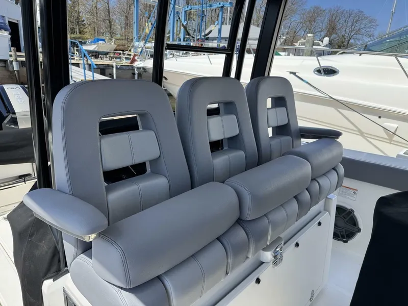 Slide: The Image of Boston Whaler 360 OUTRAGE 2025 - 7366947