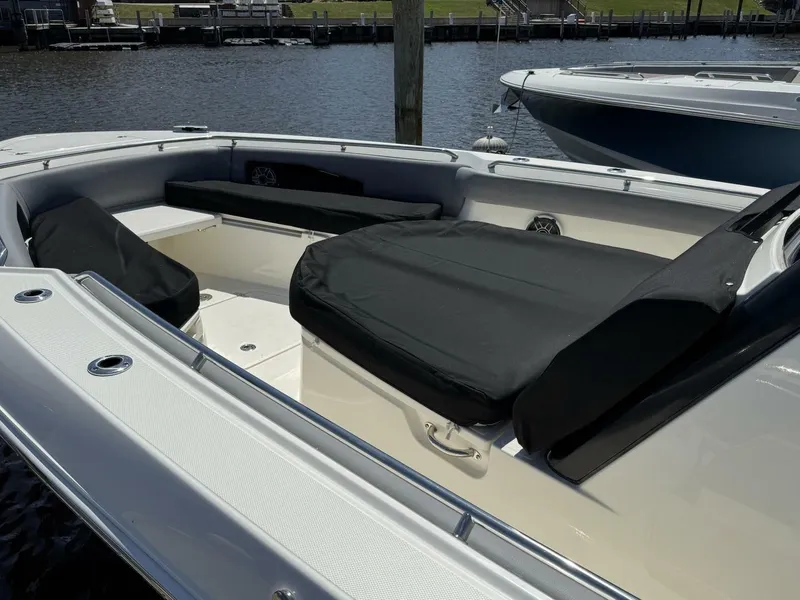 Slide: The Image of Boston Whaler 360 OUTRAGE 2025 - 7366943