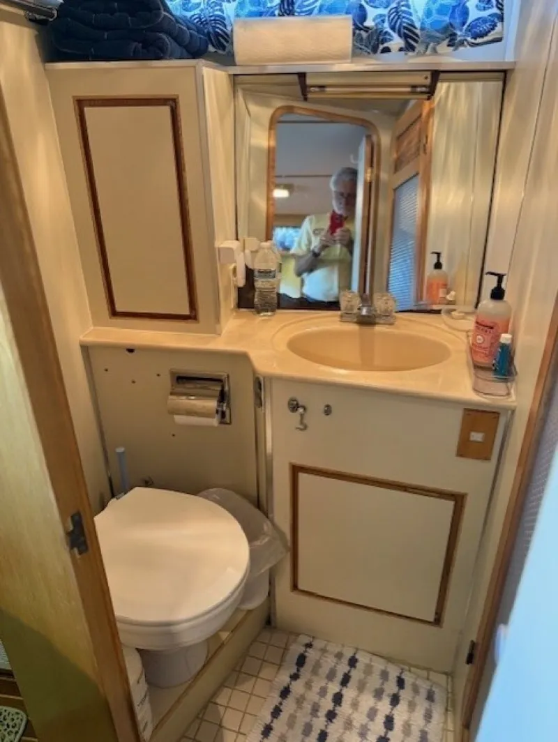 Slide: The Image of aft stateroom head - 7268657