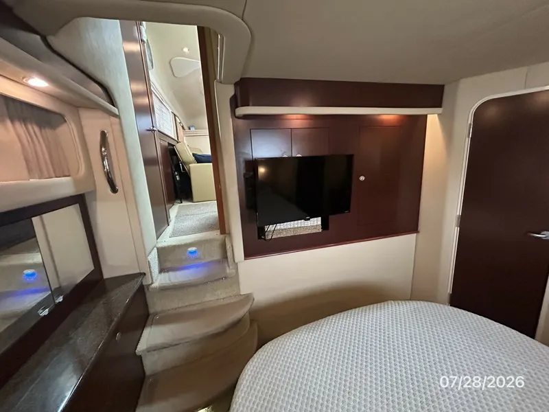 Slide: The Image of 40' Sea Ray master stateroom forward - 7228310