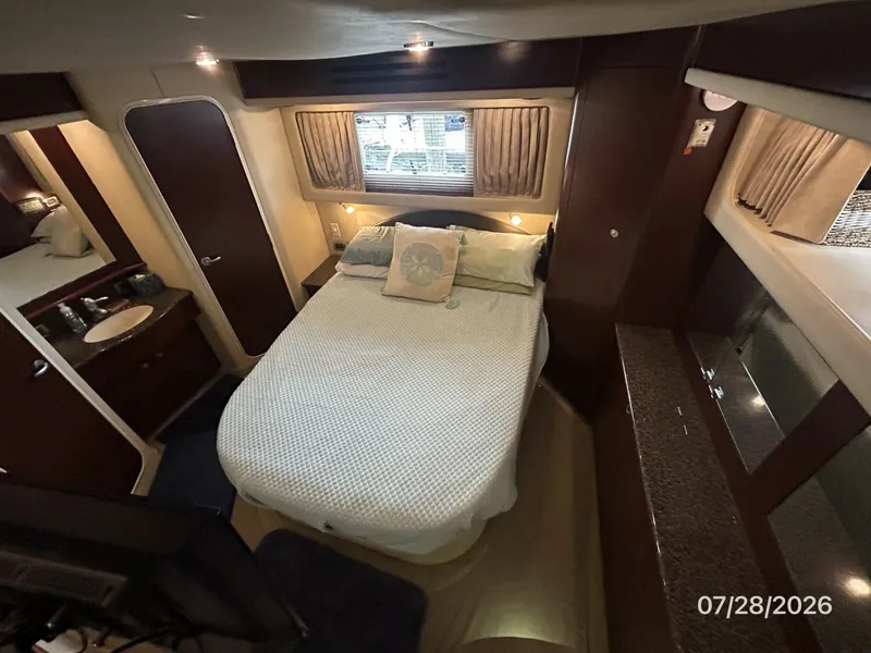 Slide: The Image of 40' Sea Ray master stateroom - 7228312
