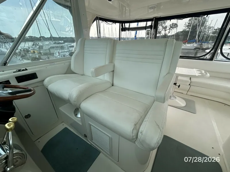 Slide: The Image of 40' Sea Ray helmseats - 7228309