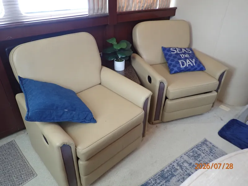 Slide: The Image of 40' Sea Ray salon port seating - 7228358