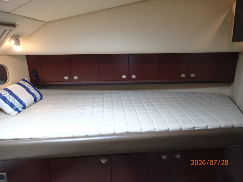 Slide: The Image of 40' Sea Ray guest stateroom starboard - 7228305