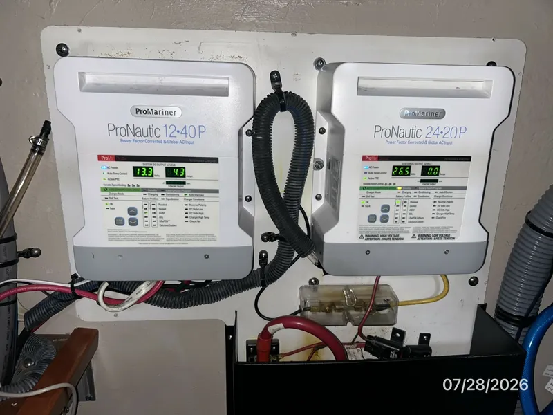 Slide: The Image of 40' Sea Ray battery chargers - 7228268