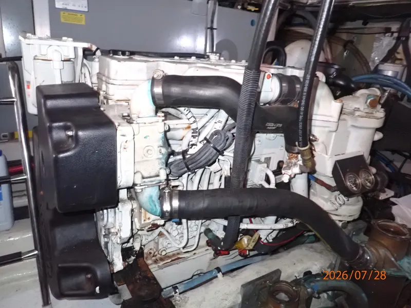 Slide: The Image of 40' Sea Ray starboard main engine - 7228364