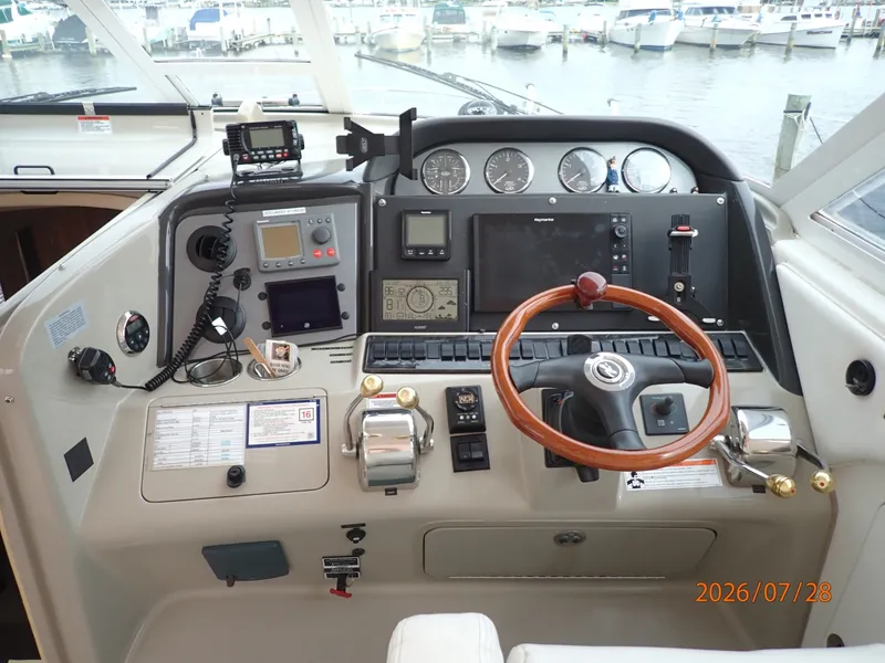 Slide: The Image of 40' Sea Ray helm2 - 7228308
