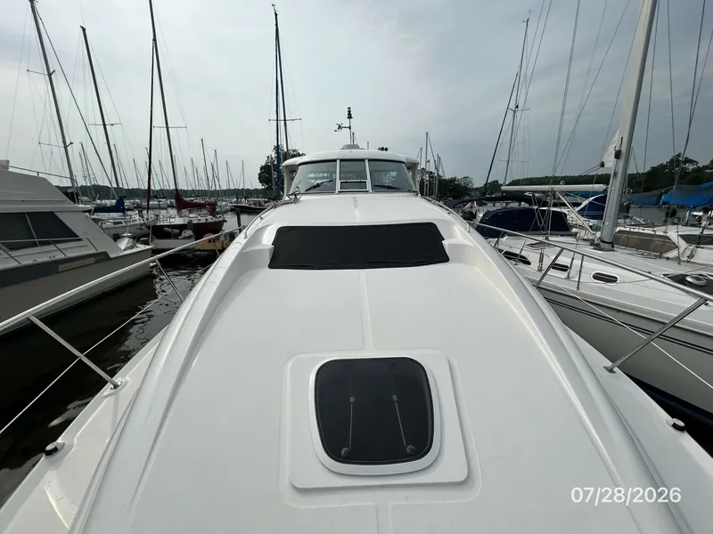 Slide: The Image of 40' Sea Ray foredeck aft - 7228294
