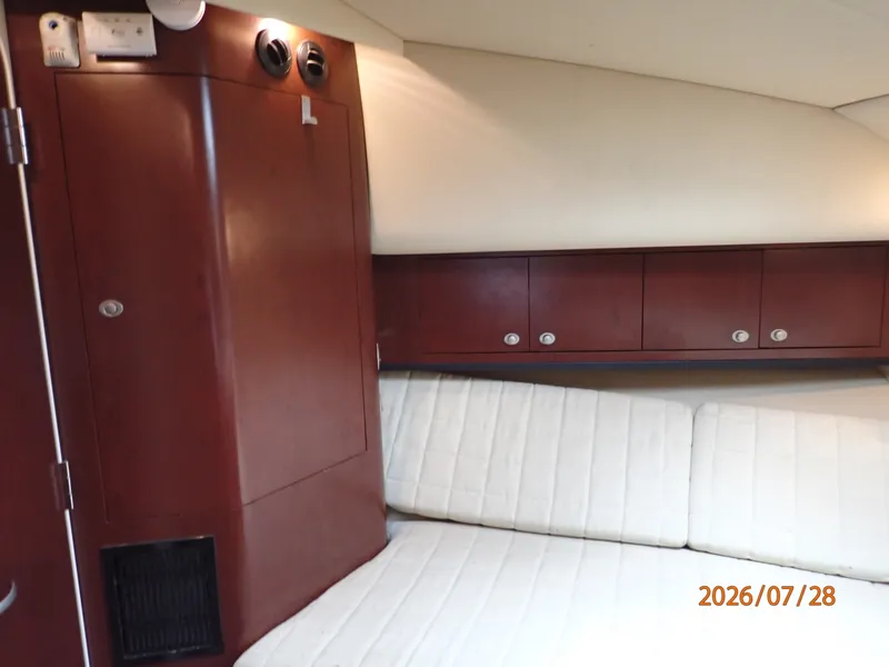 Slide: The Image of 40' Sea Ray guest stateroom port - 7228304