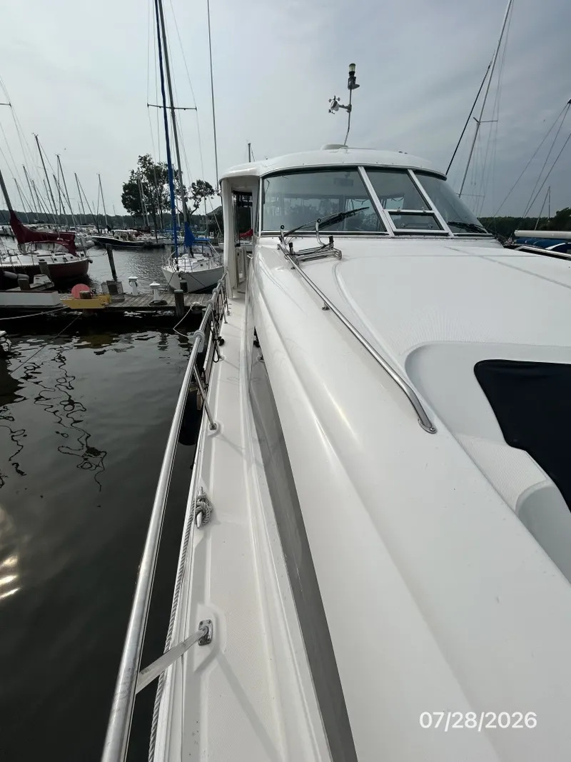 Slide: The Image of 40' Sea Ray starboard side deck2 - 7228367