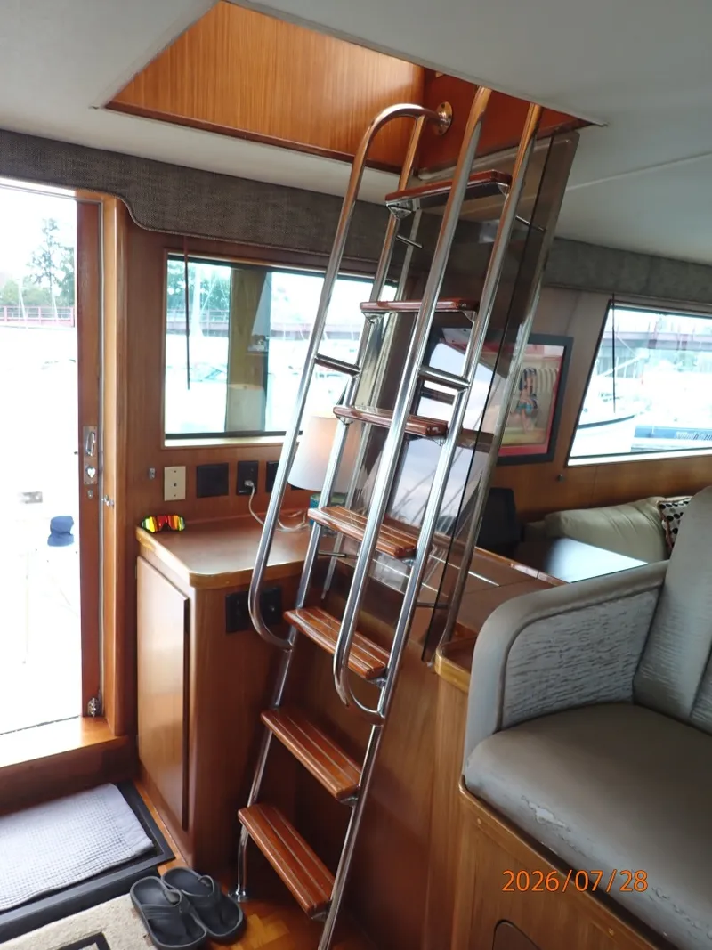 Slide: The Image of 54' Hatteras pilothouse-flybridge ladder - 7288131