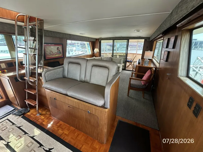 Slide: The Image of 54' Hatteras salon aft - 7288094