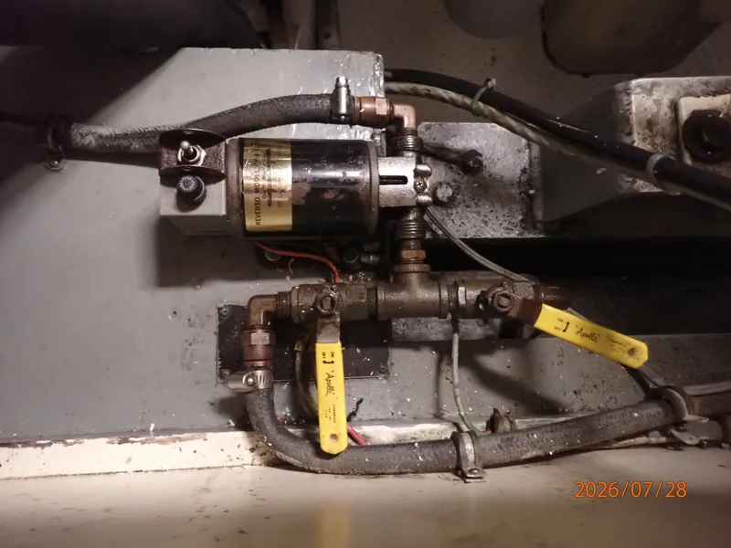 Slide: The Image of 54' Hatteras main engines oil change system - 7288078