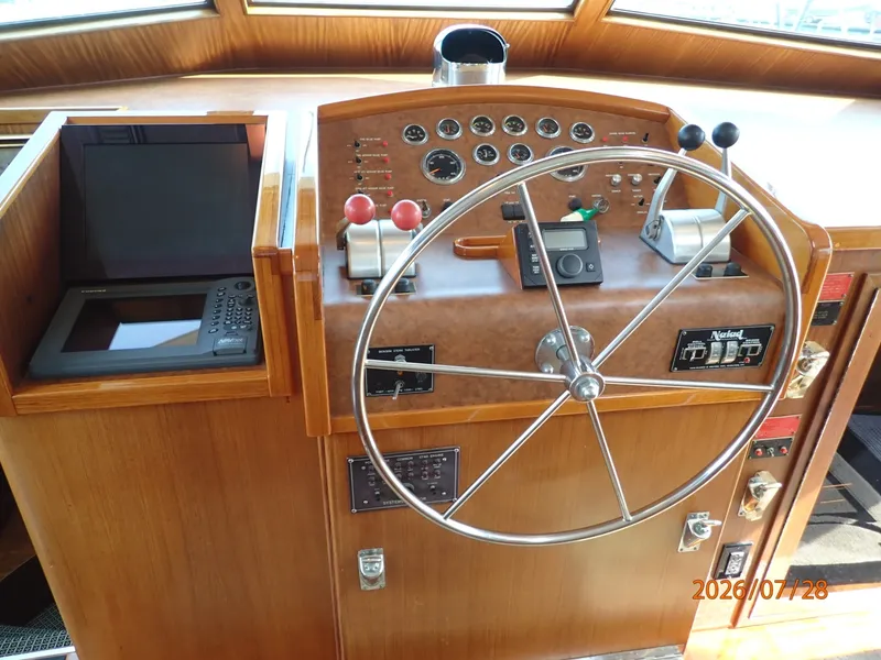 Slide: The Image of 54' Hatteras pilothouse helm2 - 7288128