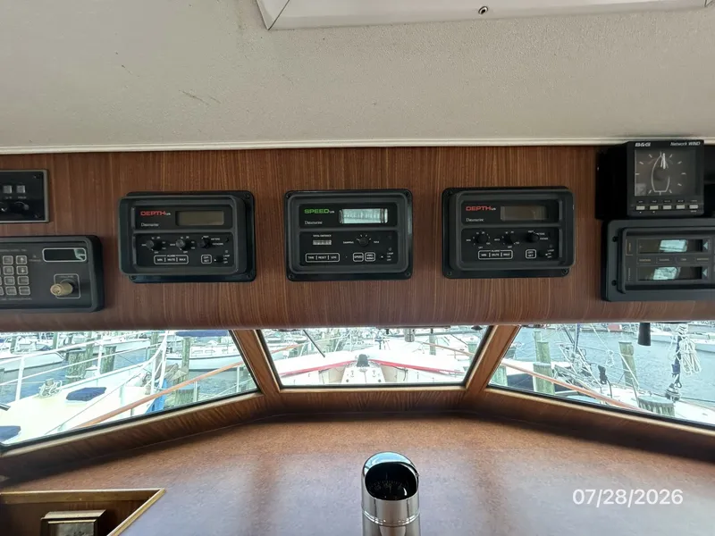 Slide: The Image of 54' Hatteras pilothouse electronics2 - 7288118