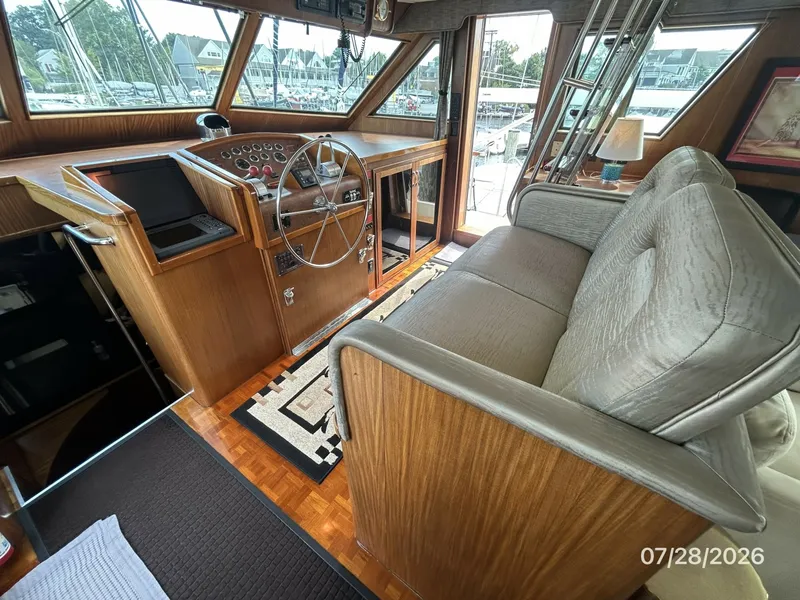 Slide: The Image of 54' Hatteras pilothouse helm1 - 7288127