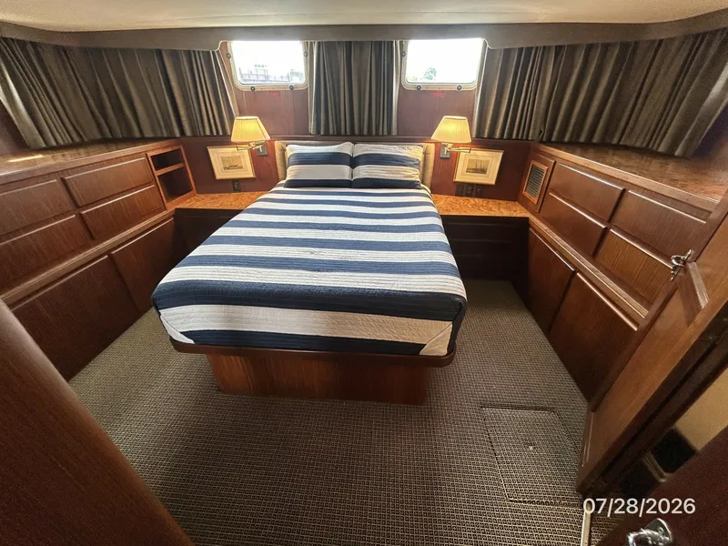 Slide: The Image of 54' Hatteras master stateroom - 7288081