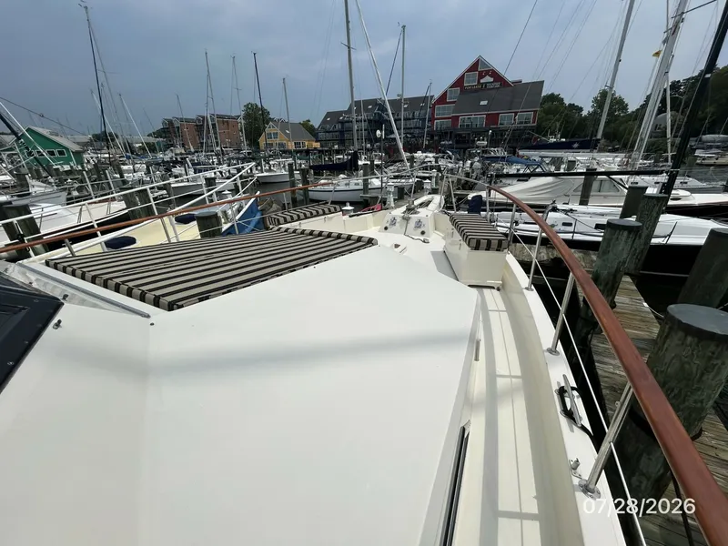 Slide: The Image of 54' Hatteras foredeck2 - 7288062