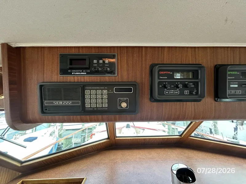 Slide: The Image of 54' Hatteras pilothouse electronics1 - 7288114
