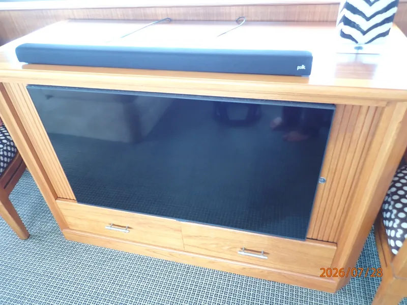 Slide: The Image of 54' Hatteras salon TV - 7288149